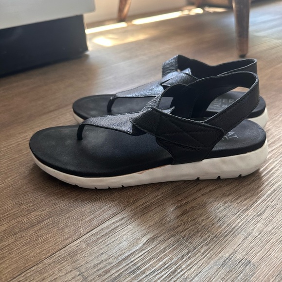 Naturalizer sandals size 6 - Picture 3 of 4